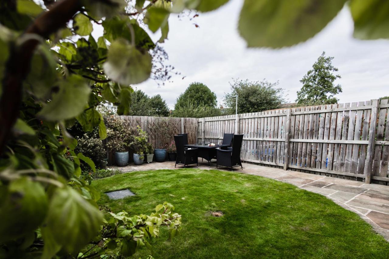 College Court Villa Bedale Bagian luar foto